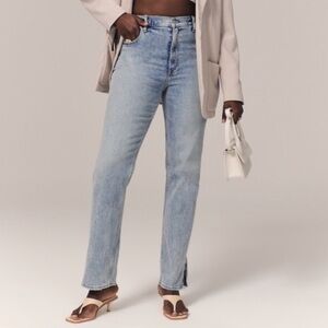 Abercrombie & Fitch The 90s Straight Ultra High Rise SPLIT HEM